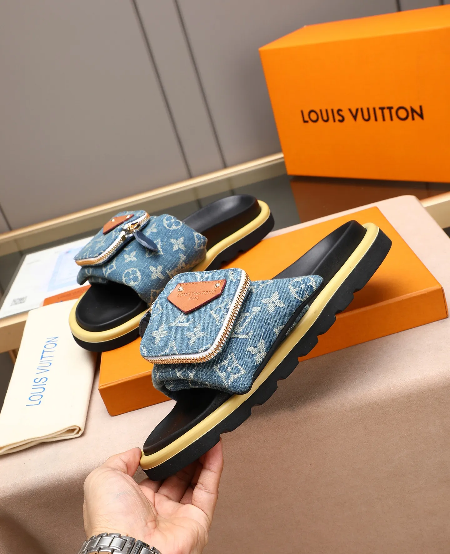 PP400 couple model with drawer box [LOUIS VUITTON] Louis Vuitton, the latest LV official website printed wallet and men's and women's slippers🔥🔥🔥 are now on the market. The drawer box is packed with cloth bags and cards. The upper pattern looks very soft and waxy, and it is a super versatile leg slimming tool. Fabric: Imported denim/down silk cotton embossed, official website pattern printing, lining: water-dyed sheepskin down filling, comfortable to wear, feet: high elastic PU water table. Sole: foam sole, heel height: about 5cm. Size 35-46, 35, 45 and 46 are custom-made and cannot be returned or exchanged. Color: multiple colors available.